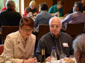 <p>Frau Dr. Gräßle im Gespräch mit ihren Besuchern</p>