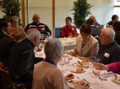 <p>Frau Dr. Gräßle im Gespräch mit ihren Besuchern</p>