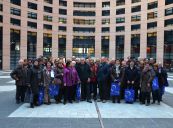 <p>Gruppenbild im Innenhof des Parlaments 1</p>