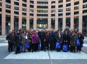 <p>Gruppenbild im Innenhof des Parlaments 2</p>