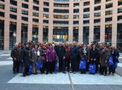 <p>Gruppenbild im Innenhof des Parlaments 3</p>