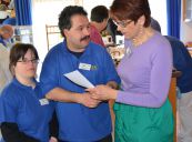 <p>Jürgen und Melanie, meine neuen Kollegen, bei der Aktion Freunde schaffen Freude in derARCHE in Dischingen, weisen mich gerade in die Geheimnisse des Servierens und Abrechnens ein. Ich bediene gerne: Habe schon als Schülerin gekellnert...</p>